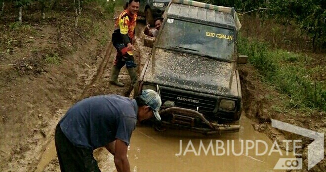 Kondisi jalan menuju tiga desa di Kecamatan Jangkat, rusak parah.
