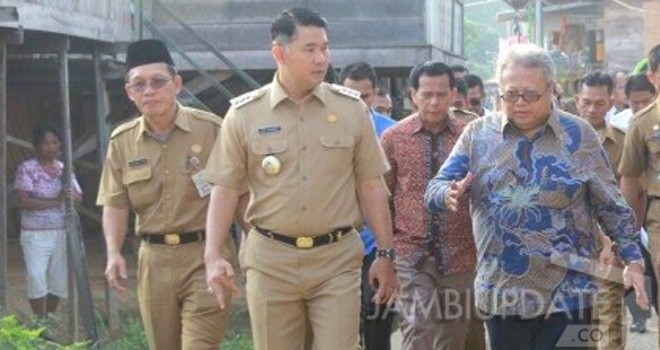 Walikota Jambi, SY Fasha bersama pejabat Kementrian PU saat meninjau jalan legok.