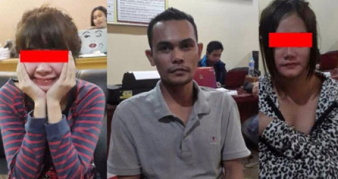 Tersangka Indra dan dua SPG yang dijajakannya diamankan di Mapolda Kalbar, Kamis (12/1).