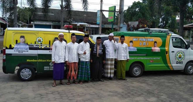 Wakil Ketua DMI Kota Jambi dr H Maulana, M.KM foto bersama dengan pengurus masjid.