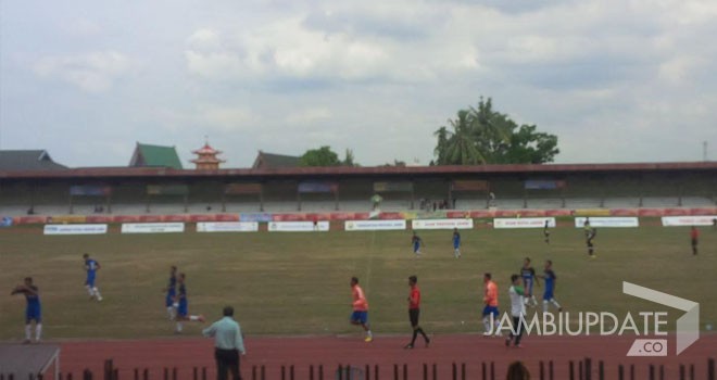 PS Muaro Jambi merayakan goal.