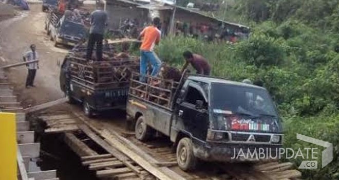 Tampak kondisi mobil yang terpuruk di Jembatan Koto kandis Langgan.