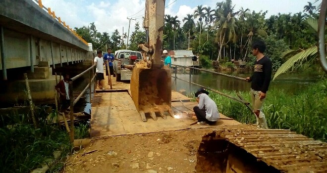 Antrian kendaraan menuju jembatan Kota Raja.
