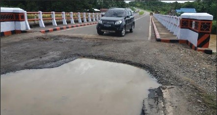 Terlihat lobang besar di Jalan Lintas Sumatera Kabupaten Bungo.