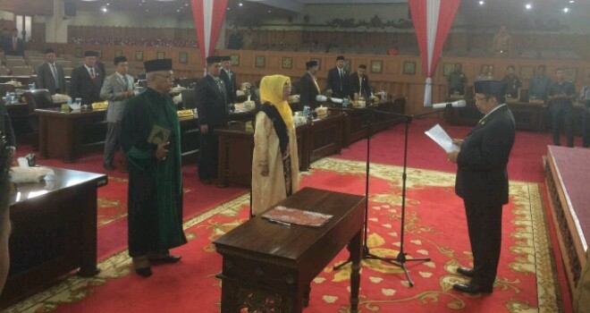 Pelantikan Tartiniah oleh Wakil Ketua DPRD Provinsi Jambi, Zoerman Manap.