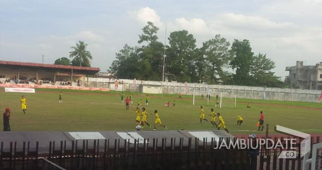 Pemain Merangin merayakan gol.