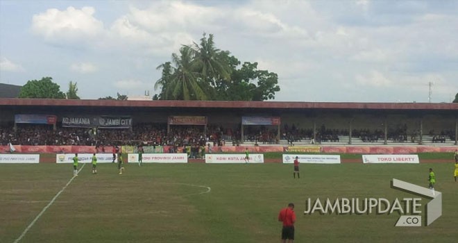 Pemain Kota Jambi merayakan gol.