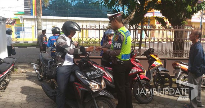 Kepolisian Daerah (Polda) Jambi razia kelengkapan kendaraan bermotor di Jalan Pangeran Diponegoro, Kecamatan Jambi Timur, Kota Jambi.