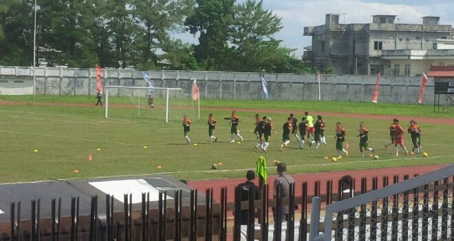 Pemain kedua tim saat melakukan pemanasan.