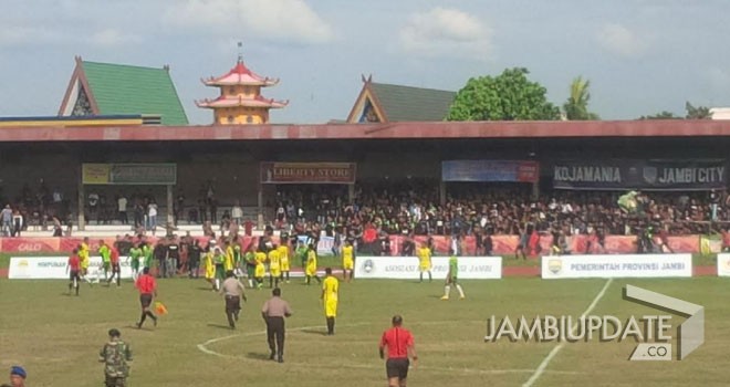 Terlihat kericuhan antara pemain Kota Jambi dan Merangin.