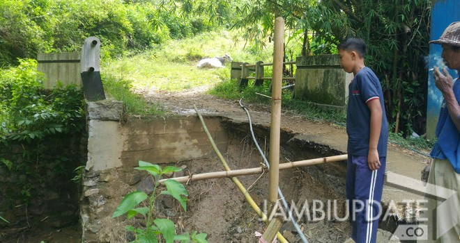 Terlihat jalan menuju Dusun Sungai Jeruang, Desa Sungai Jernih, Kecamatan Pondok Tinggi, Sungaipenuh yang sudah ambruk.