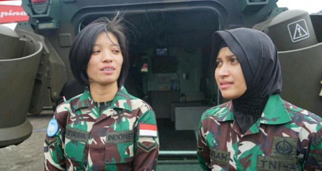 Serda Lutfiah (berjilbab) dan Serda Melysa Situmorang yang dipercaya mengemudikan Anoa Amphibi pembawa Presiden Joko Widodo saat menghadiri Rapim TNI di Mabes TNI Cilangkap, Senin (16/1). Foto: Istimewa