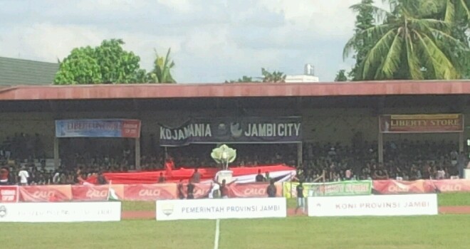 Terlihat suporter koja mania sudah memadati stadion