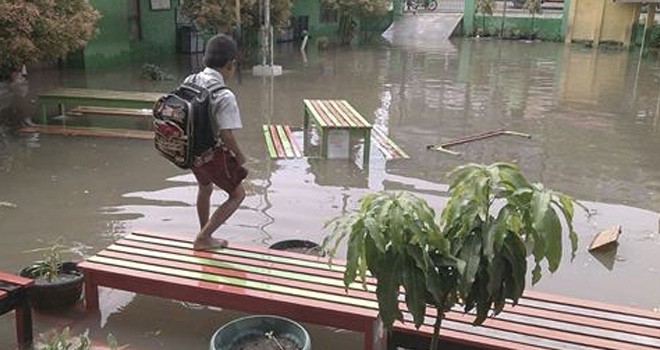 Banjir yang menggenangi SDN 84 di Kelurahan Payo Selincah, Kecamatan Pal Merah Kota Jambi.