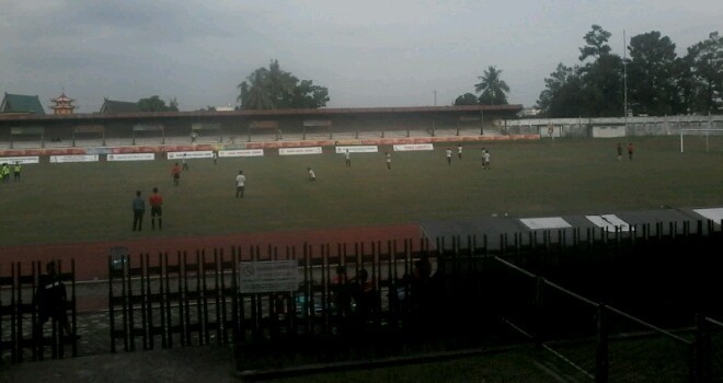 Pertandingan babak penyisihan grup Bantara Tebo kontra Batanghari. Kedua tim akan kembali bertemu sore nanti (17/1) dalam partai semifinal gubernur cup 2017 