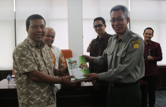 Penyerahan Cindera Mata Oleh Kepala Balitbangtan RI Kepada Bupati Tanjab Timur