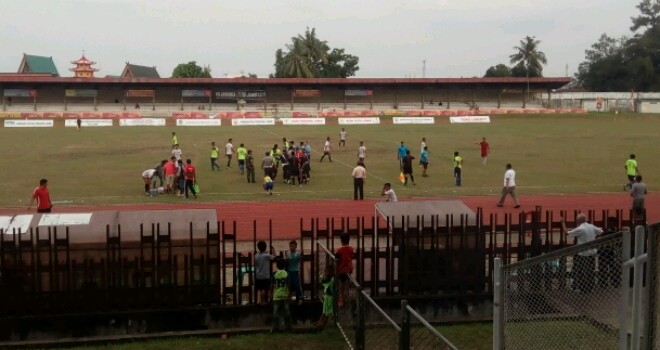 Laga PS Batangahari vs PS Tebo di lapangan Tri Lomba Juang yang nyaris ricuh.