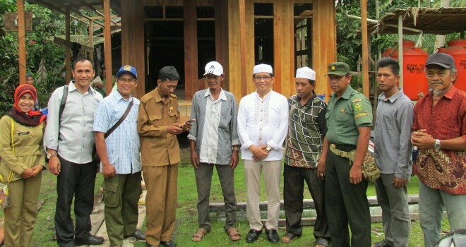 Anggota DPR RI, H Bakri saat meninjau program bedah rumah di tungkal ilir.