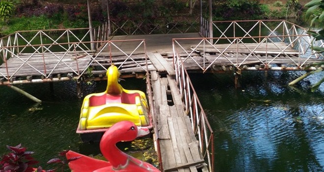 Saung atau dermaga ditengah danau aroma pecco kebun teh kayu aroh.