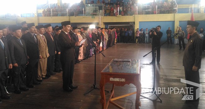 Bupati Kerinci, Adirozal saat melantik ratusan pejabat.