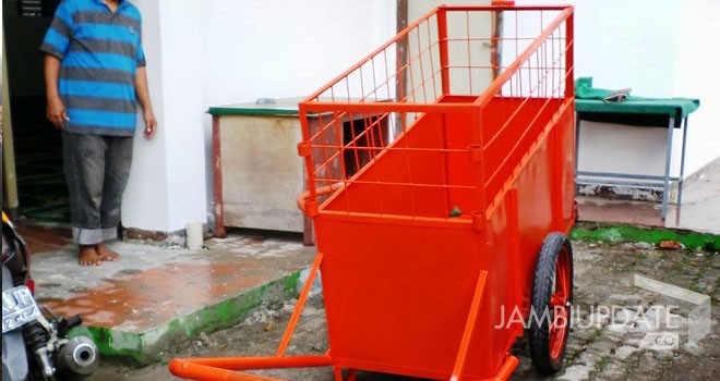 Pihak Kecamatan Kotabaru menyerahkan 40 gerobak sampah kepada warga untuk mengangkut sampah ke TPS.