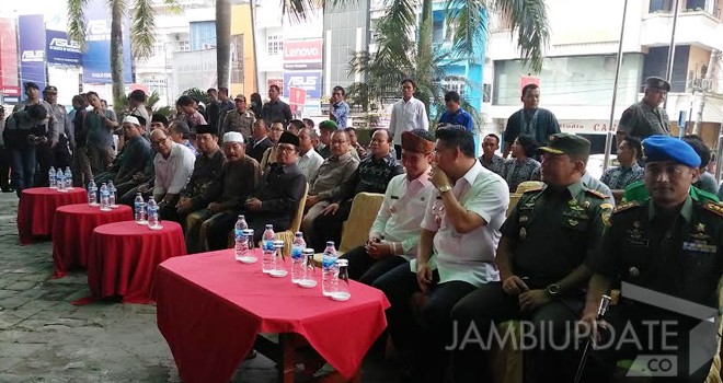  Gubernur Jambi, Walikota Jambi Sy Fasha, Forkompimda, tokoh agama serta tokoh masyarakat di Novita Hotel pagi ini (17/1).