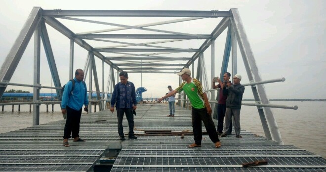 Anggota DPR RI, H. Bakri saat tinjau pembangunan pelabuhan roro.