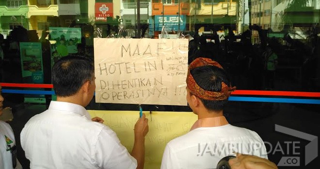 Gubernur Jambi Zumi Zola dan Walikota Jambi Sy Fasha saat membuka segel hotel novita.