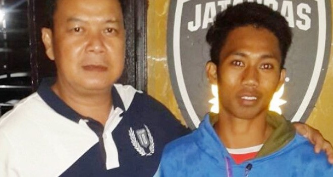 Romi (kanan) diamankan polisi.