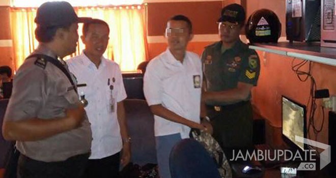 Terlihat petugas mendapat siswa yang berada di warnet saat jam sekolah.