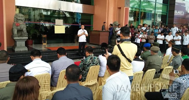 Walikota Jambi saat berada di hotel novita dalam rangka pembukaan segel.