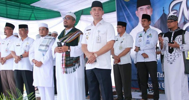 Walikota Jambi, SY Fasha bersama ribuan jamaah yang memadati lapangan kantor Wali Kota dalam rangka Maulid Akbar Nabi Muhammad SAW.