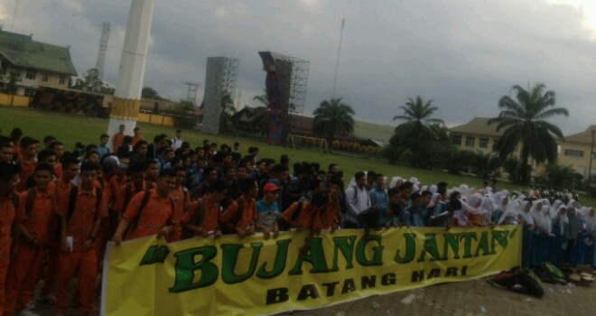 Batanghari mania yang bersiap mendukung PS Batanghari yang akan berlaga di final Gubernur Cup melawan PS Kota Jambi, besok sore.