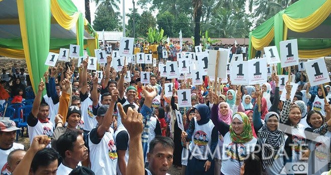 Pelantikan tim pasangan ASLI (Abun Yani-Suhariyanto Lintas Independen).