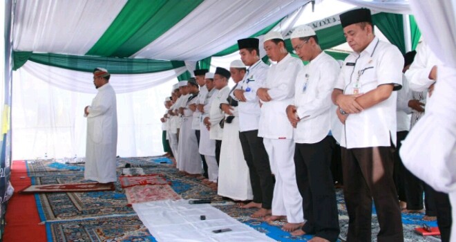 Shalat Ashar berjamaah di Kantor Wali Kota.