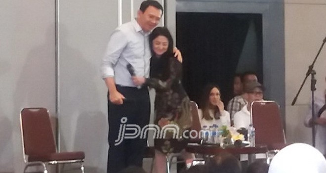 Dewi Persik dan Basuki T Purnama pada peluncuran buku A Man Called Ahok di Jakarta, Kamis (19/1). Foto: Surya Kawung/JawaPos.Com