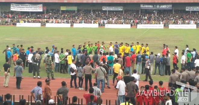 Gubernur Jambi Zumi Zola turun lansung ke dalam lapangan dan mengunpulkan pemain dari masing-masing kesebelasan.