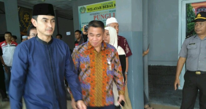 Gubernur Jambi, Zumi Zola saat mengunjungi lapas kelas II A Jambi.
