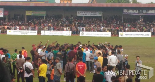 Terlihat wasit, panitia penyelenggara dan official tim serta pemain dari kedua keseblasan melakukan diskusi mengenai jalannya pertandingan yang dihentikan akibat suasana yang semakin tidak kondusif.