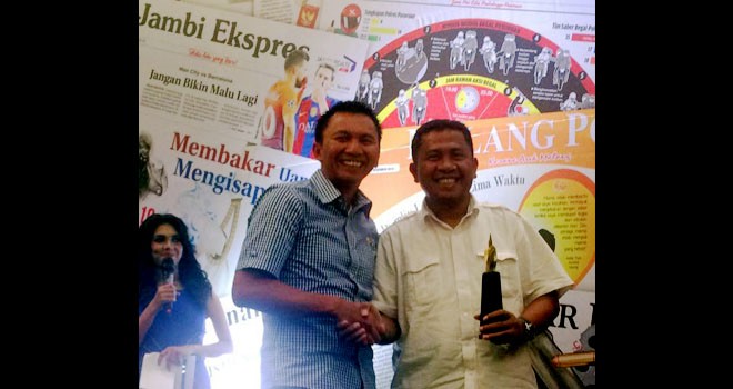 Dirut Jawa Pos Azrul Ananda menyerahkan penghargaan ke General Manager Jambi Ekspres Sarkawi di JW Mariot Hotel Surabaya.