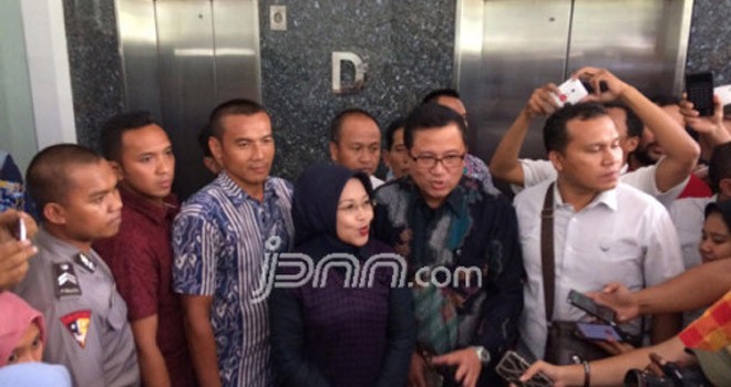 Calon Wakil Gubernur DKI Jakarta nomor urut satu, Sylviana Murni (pakai jilbab) menyelesaikan pemeriksaan sebagai saksi dalam kasus dugaan korupsi dana bantuan sosial Kwartir Daerah Gerakan Pramuka DKI tahun anggaran 2014-2015, Jumat (20/1) pukul 15.30 WIB. Fathan Sinaga/JPNN.com
