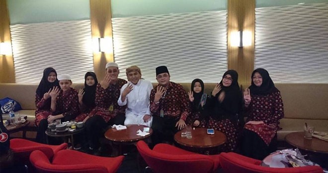 Pasangan Idola melaksanakan umroh bersama keluarga.