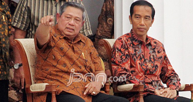Presiden RI Keenam Susilo Bambang Yudhoyono dan presiden penggantinya, Joko Widodo. Foto: dokumen JPNN.Com