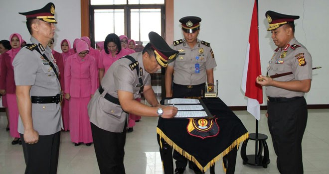Serah terima jabatan Kabid Dokkes Polda Jambi, dipimpin lansung Kapolda Jambi, Brigjen Pol Yazid Fanani.