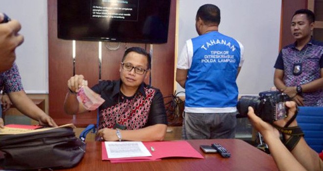 Wadirkrimsus Polda Lampung AKBP M. Anwar memberikan penjelasan dalam ekspose kasus pemerasan yang diduga dilakukan oknum Kepala Desa Gedungharapan, Jatiagung, Lampung Selatan, Rahmansyah. Ia meminta uang Rp25 juta untuk mengurus akta jual beli tanah. FOTO M. TEGAR MUJAHID/RADAR LAMPUNG
