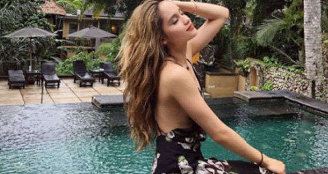 Cinta Laura Pamer Punggung Mulus. Foto Instagram