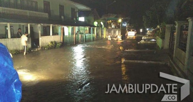 Puluhan rumah di Desa Tebat Ijuk, Kecamatan Depati Tujuh, Kabupaten Kerinci terendam banjir.
