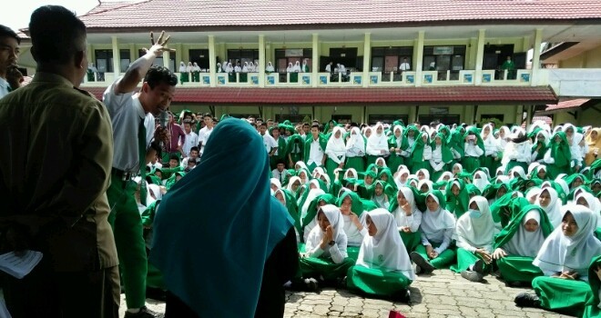 Siswa dan siswi MAN Model Jambi mogok belajar.