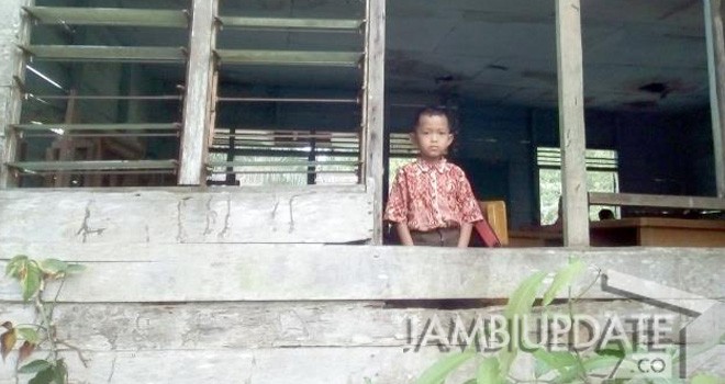 Murid SDN 210/X Bandar Jaya Kecamatan Rantau Rasau terpaksa belajar di rumas dinas, karena kekurangan kelas.