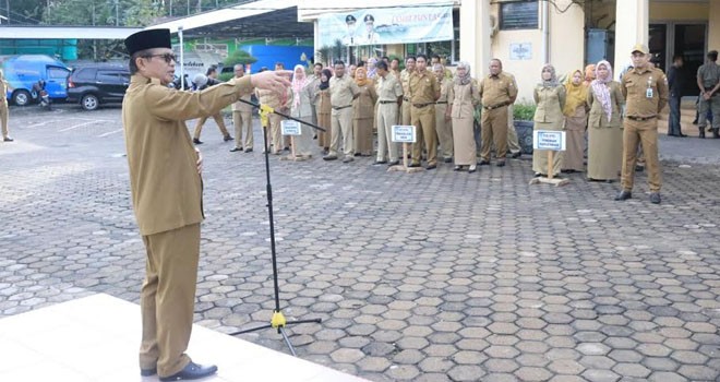 Wakil Gubernur Jambi, Fachrori Umar kecewa banyak pns yang tidak disiplin saat apel pagi di kantor DPAD Provinsi Jambi.